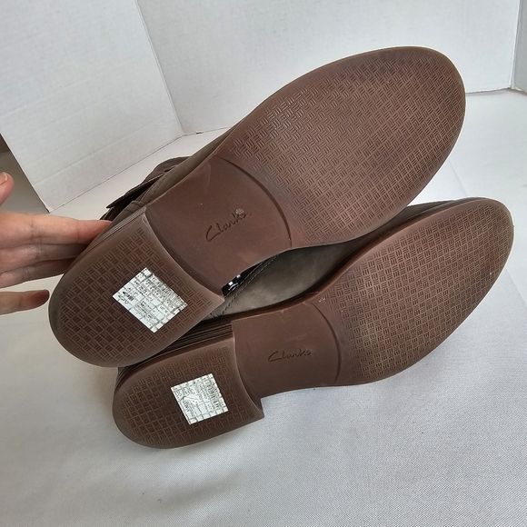Clarks Collection Camzin Strap Ankle Boots Size 10W Taupe Leather Comfort Bootie - Picture 8 of 14